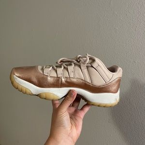 WOMENS SIZE 9 MEN 7 pink retro jordan’s